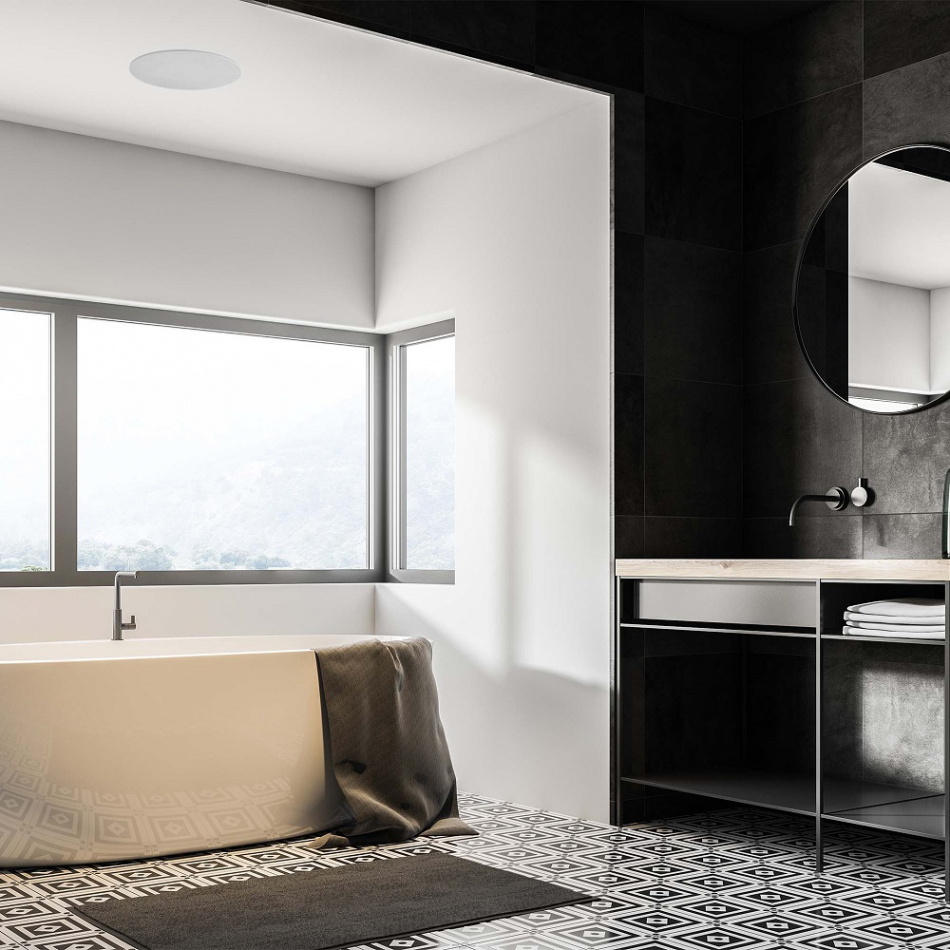 Modernt badrum med badkar, fönster och stilren inredning.