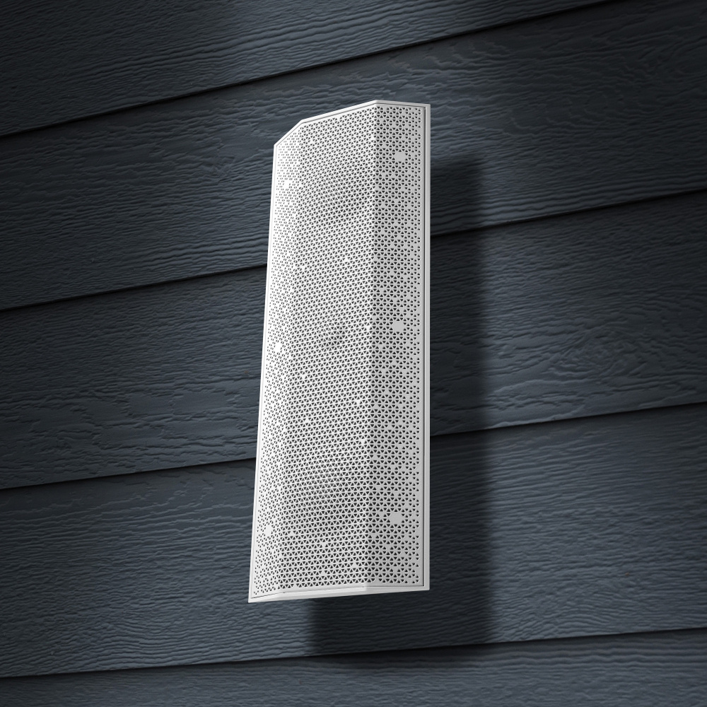En vit, passiv högtalare med modern design och perforerat frontgaller.