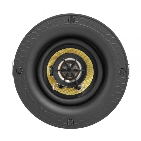 En rund takhögtalare med svart ram och guldfärgat membran.