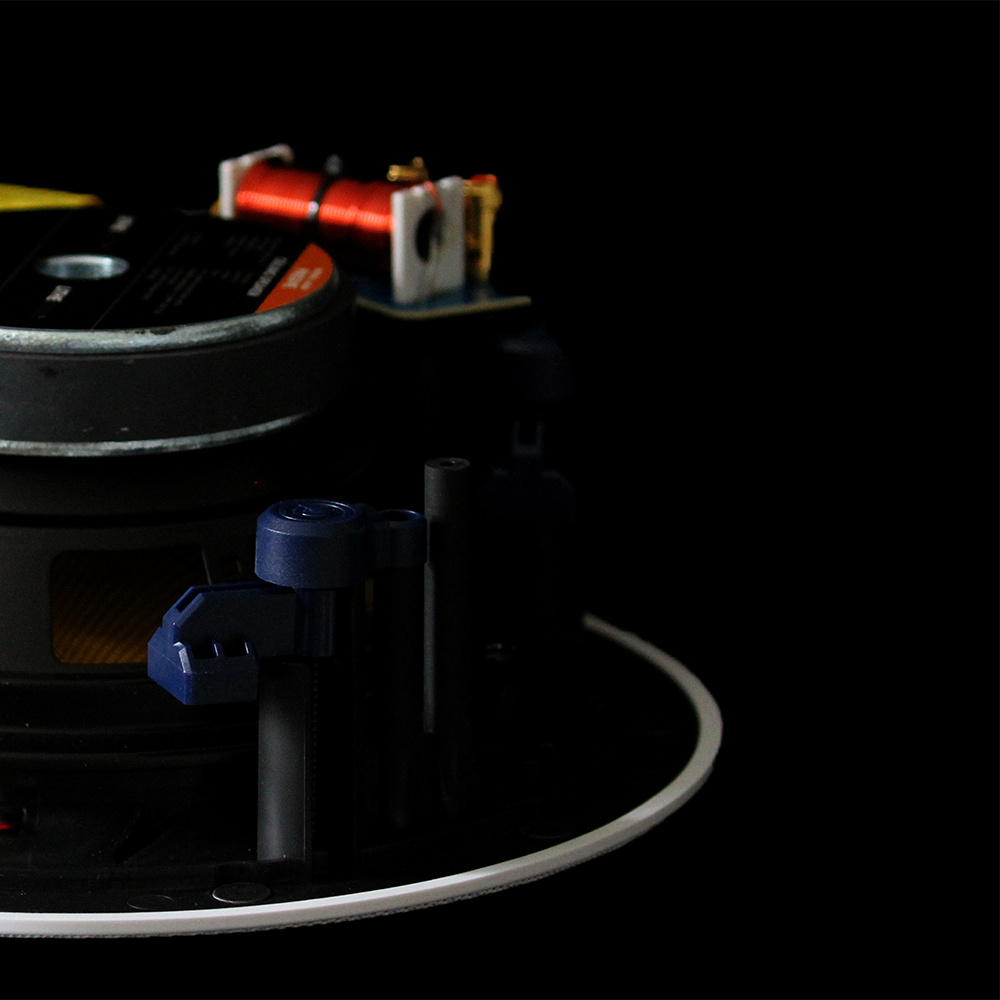 Visar en passiv inbyggnadshögtalare med IP44-klassning.