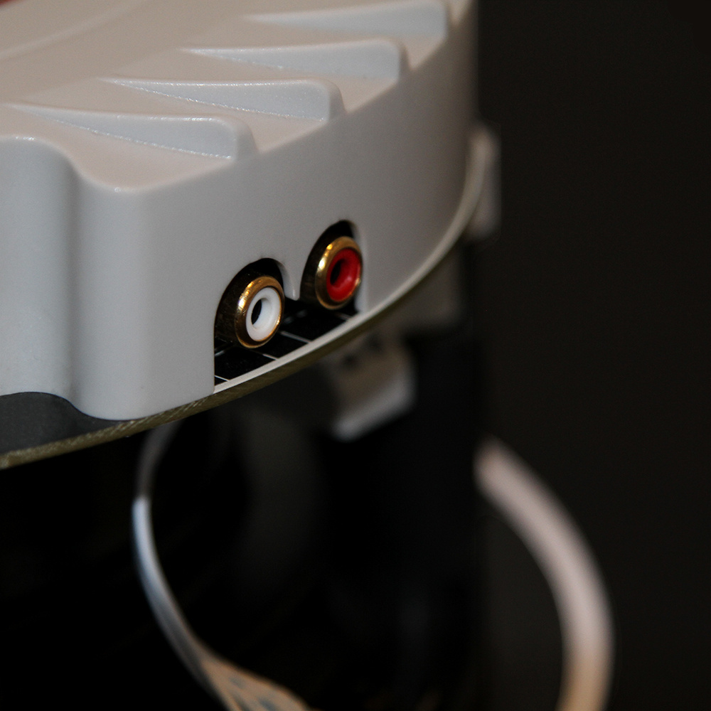 Högtalare med anslutningar för ljudkablar i takinstallation.