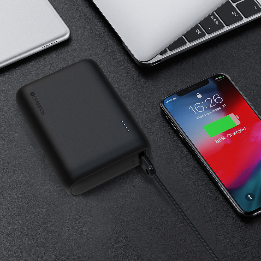 En svart powerbank från Champion med laddning på en smartphone.