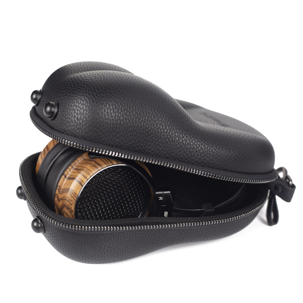 Svart läderfodral med trähörlurar inuti.