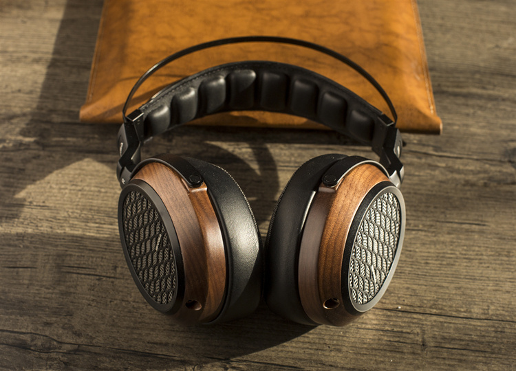 Öronhörlurar i trä med planar magnetisk teknologi, elegant design.