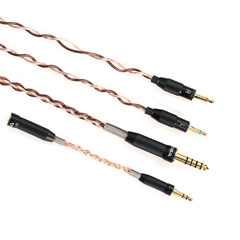 Hörlurskablar med olika anslutningar, snurrade i koppartråd.