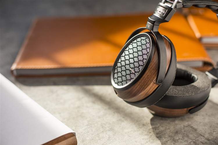 Öronkåpor av trä med mönster, deluxe-design och bekväm passform.