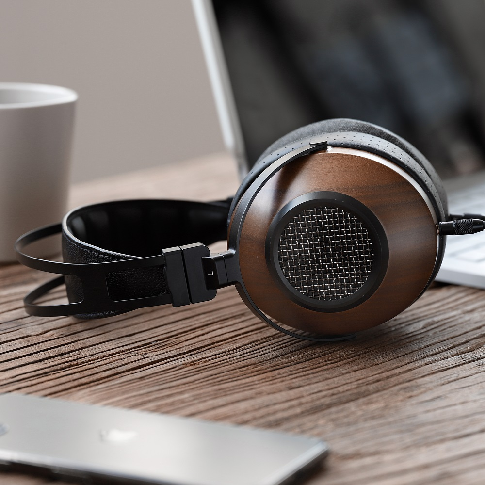 Öppna over-ear hörlurar i trä med elegant design och detaljerad ljudgaller.