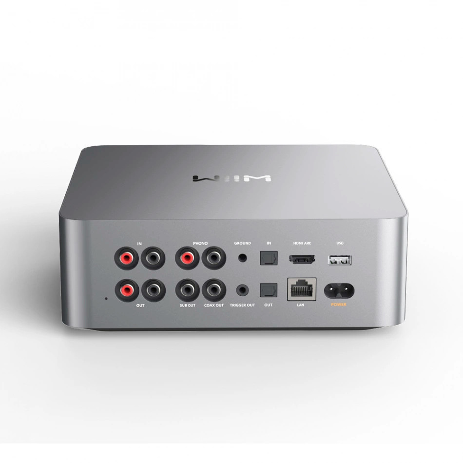 En silverfärgad nätverksspelare med flera anslutningar och pekskärm.