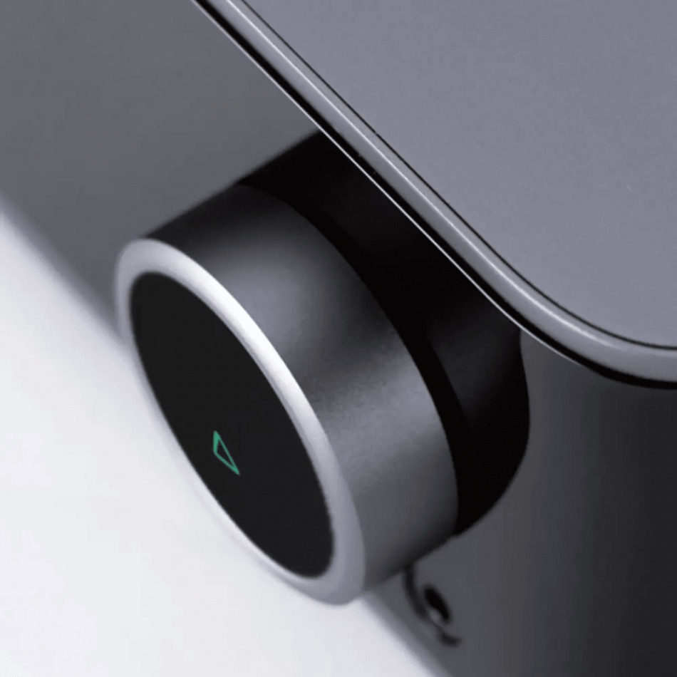 En mörkgrå nätverksspelare med HDMI ARC och en rund volymkontroll.