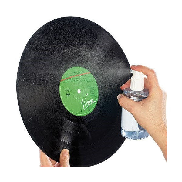 En hand sprutar rengöringsvätska på en vinylskiva.