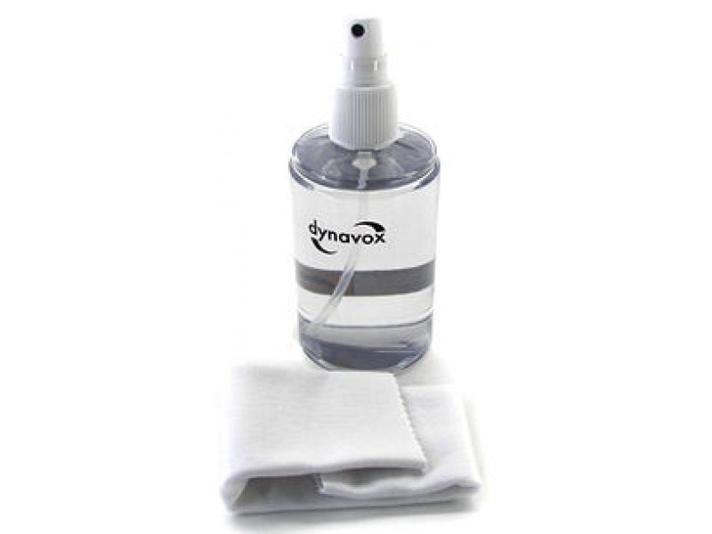 En rengöringsvätska i sprayflaska med en putsklädsel.