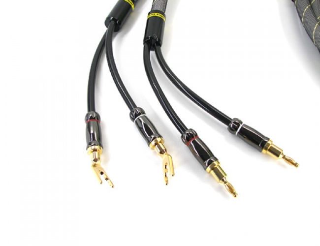 Högtalarkabel med plugganslutningar och guldpläterade kontakter.