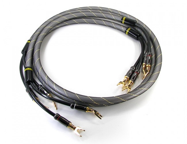 Högtalarkabel med hög kvalitet, textilskydd och guldpläterade kontakter.