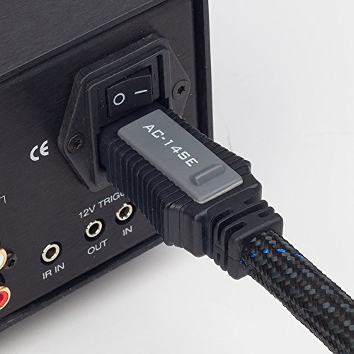 En strömkabel ansluten till en enhet med strömbrytare.