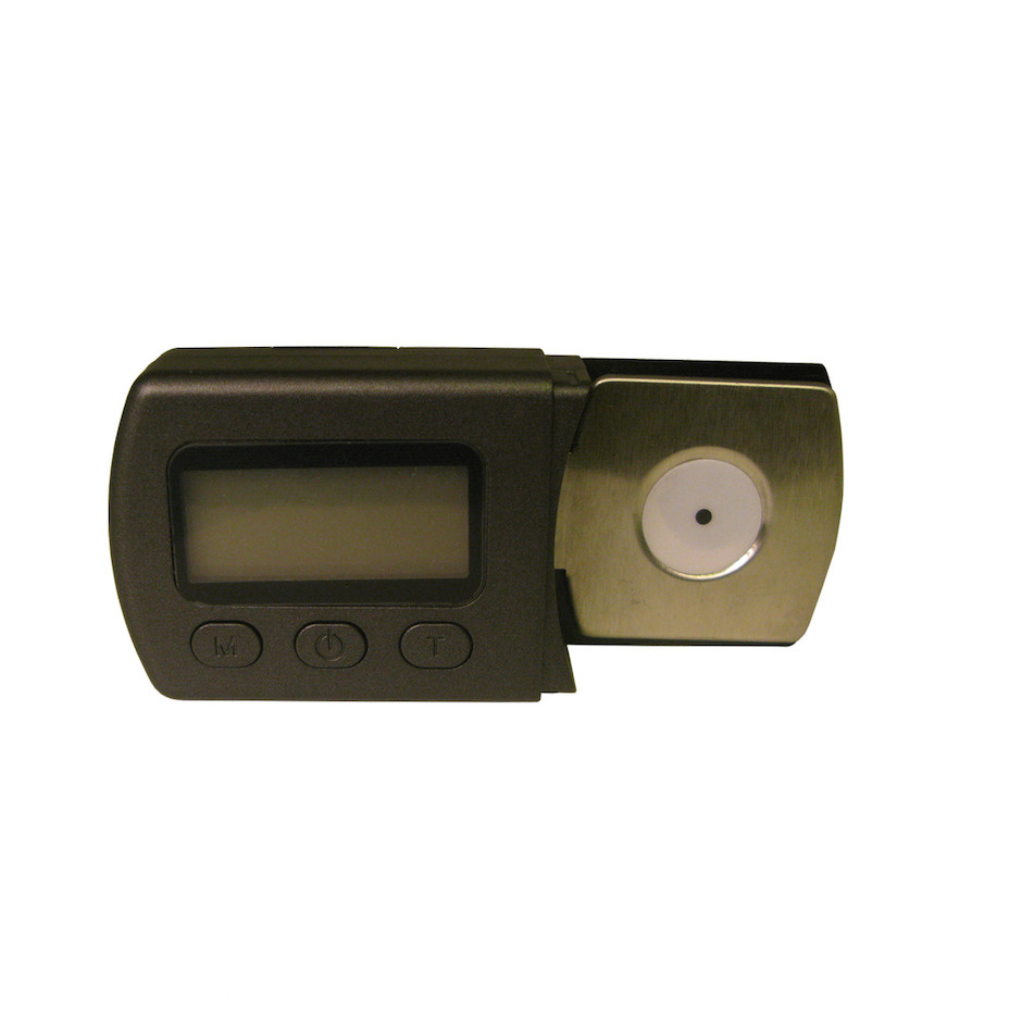 Elektronisk tonarmsvåg med digital display och metallkomponenter.