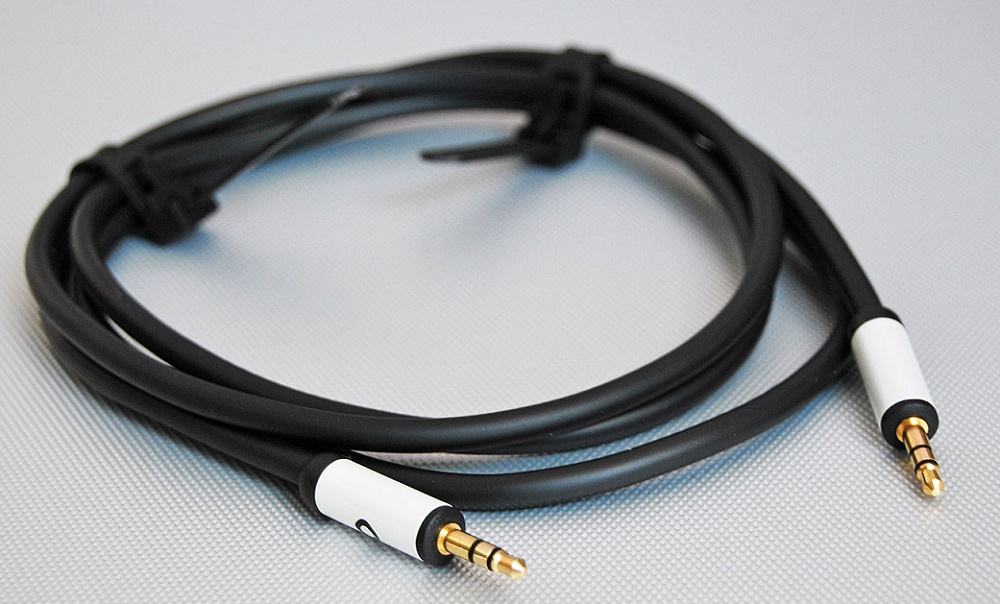 En svart 3.5mm ljudkabel med anslutningar i varje ände.