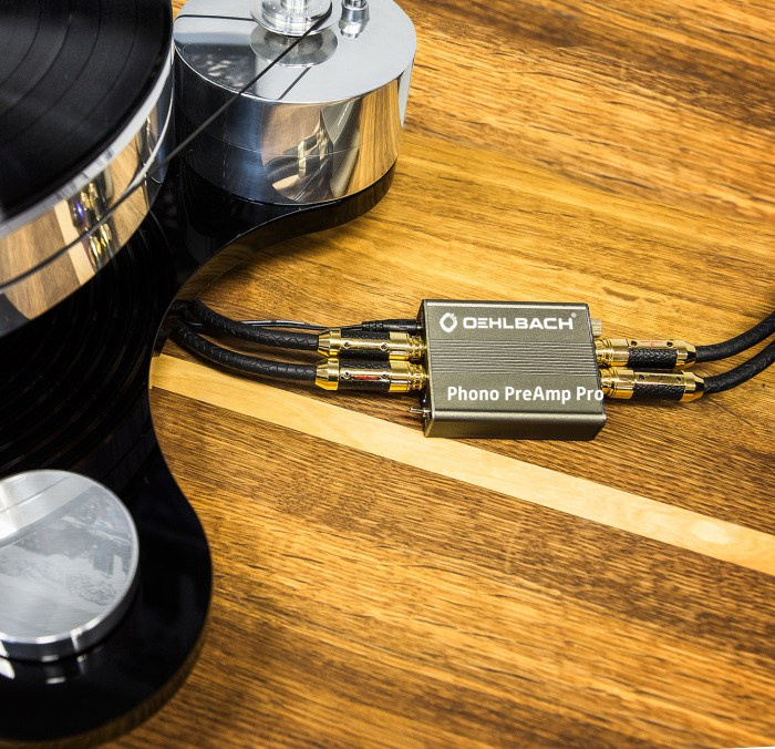 RIAA-steg kopplat till en skivspelare med ljudkablar.