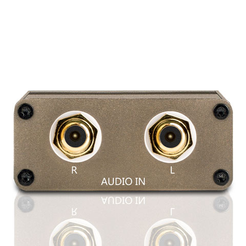 Två audio ingångar (R och L) på en metallisk enhet.