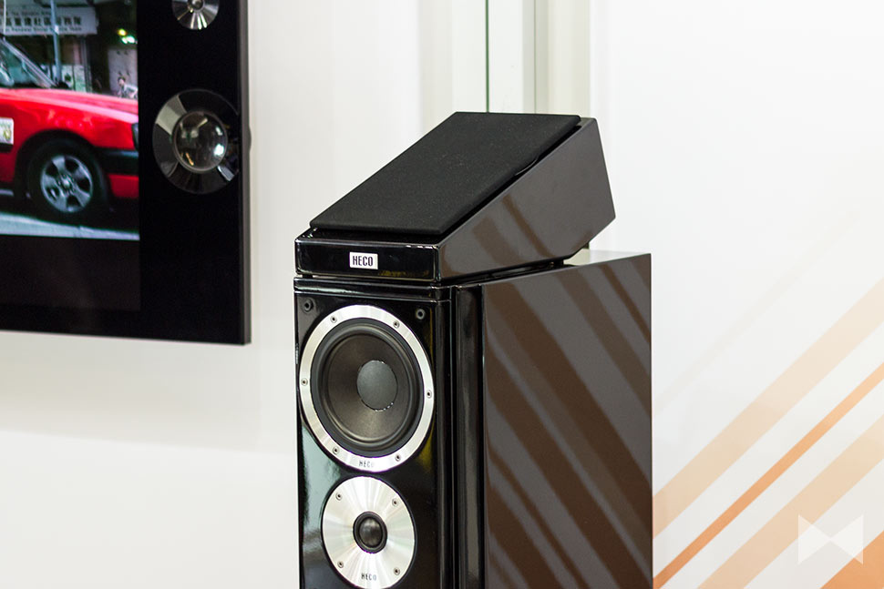 Högtalare med elegant design och Dolby Atmos-funktion i pianosvart finish.