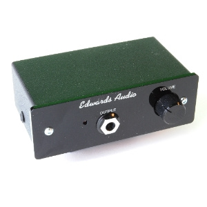 En liten ljudförstärkare med volymkontroll.