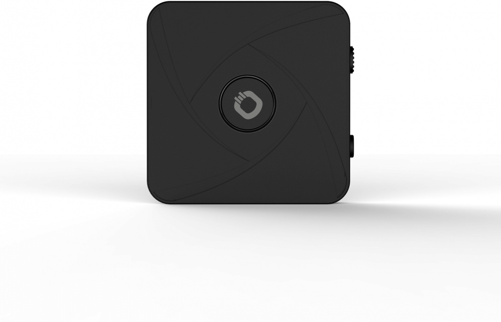 Bluetooth-adapter i svart, fyrkantig design med knappar och logotyp.