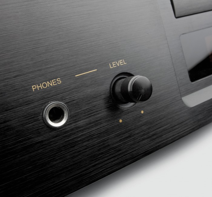 Reglage för hörlurar och volym på en mörk yta.