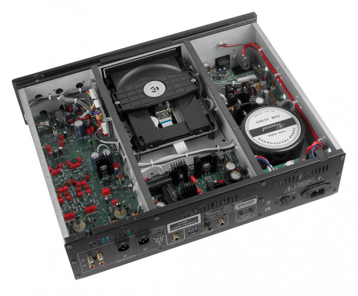 En öppen CD-spelare med intern krets och komponenter synliga.