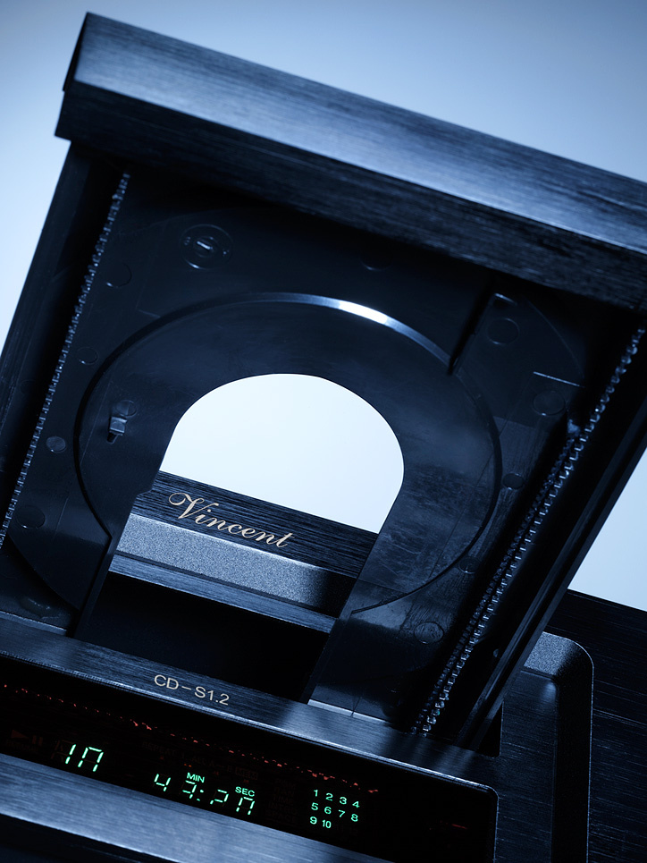 En elegant CD-spelare i svart med synlig skiva och vit belysning.