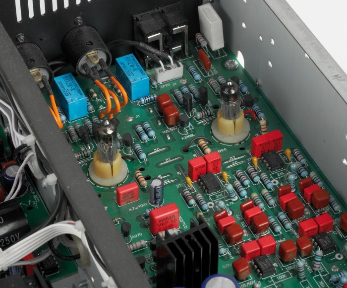 Kretskort med komponenter som rör, motstånd och kondensatorer.