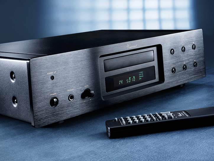 En svart CD-spelare med fjärrkontroll och digital skärm.