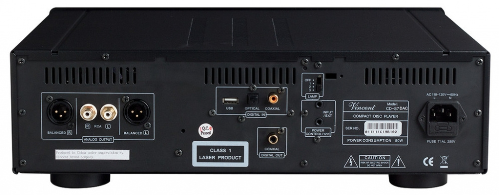 CD-spelare med olika ljudutgångar och digitala anslutningar.