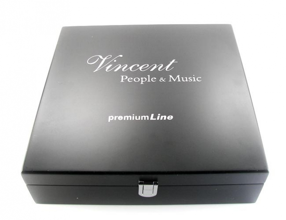 En svart låda med texten \