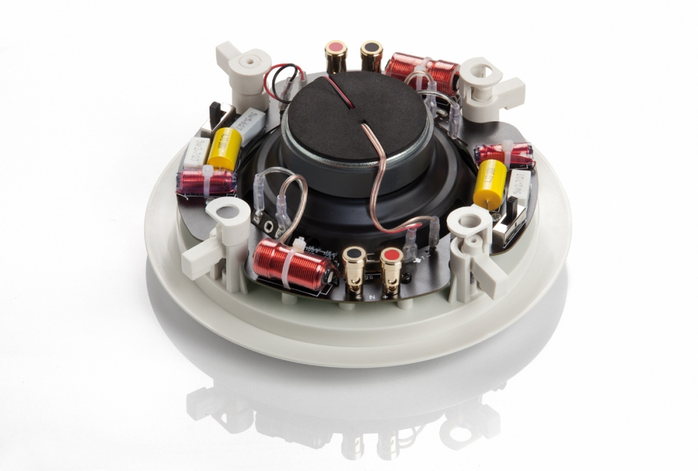 En högtalare med komponenter som spolar och kondensatorer.