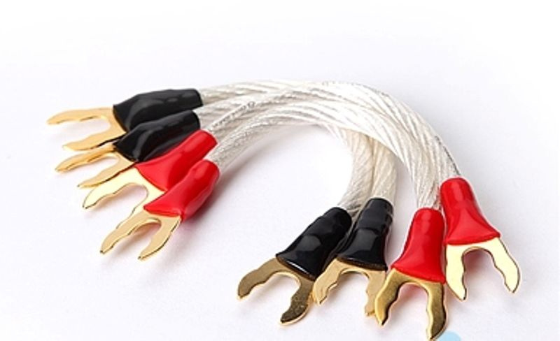 Kabeljumpers med guldfärgade ändar i svart och rött.