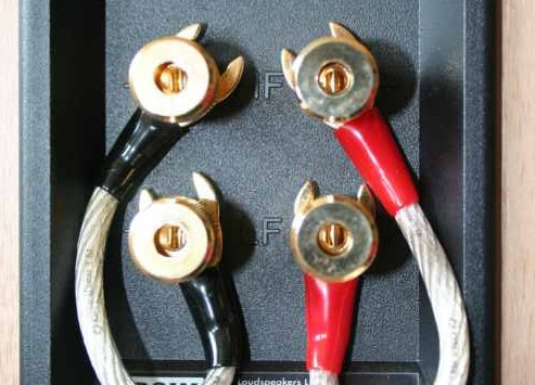 Kabeljumpers med guldpläterade kontakter i svart och rött.