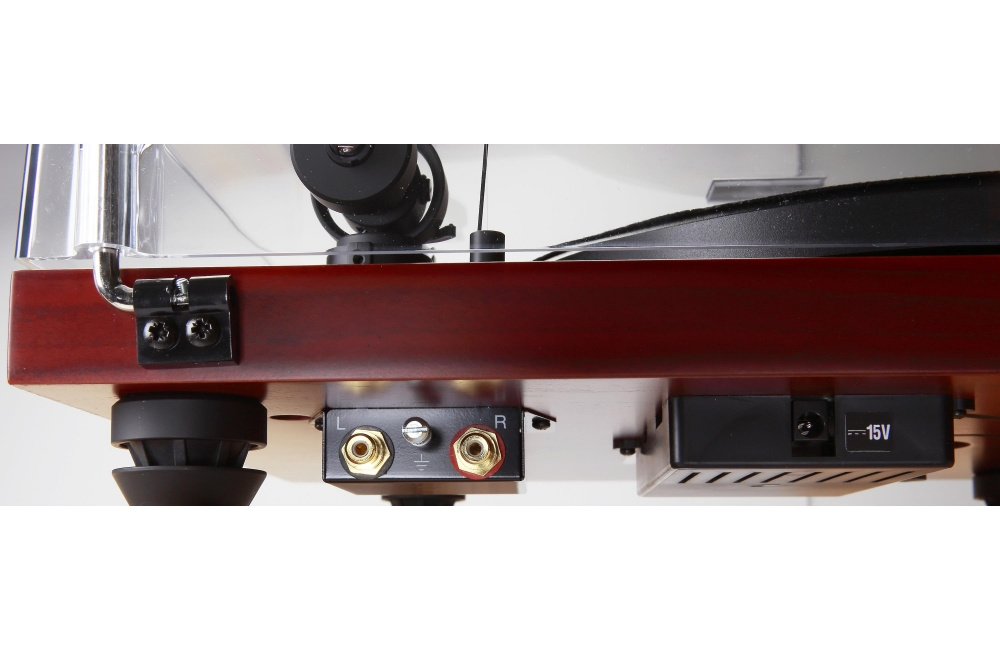 Skivspelare med ädelträfinish och anslutningar för ljud.