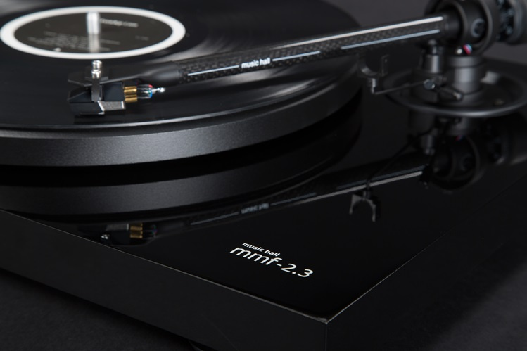 En svart skivspelare med gramofonarm och vinylskiva.