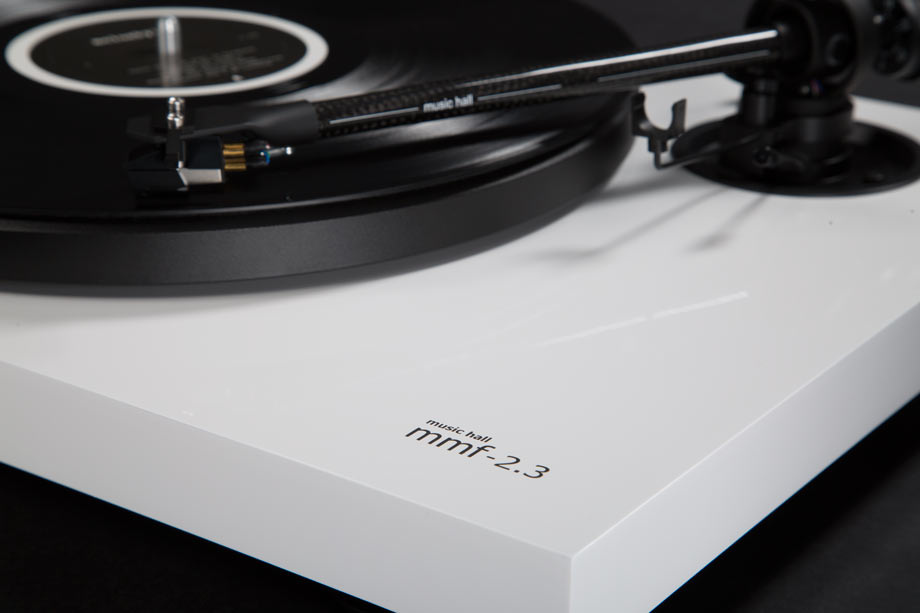 En skivspelare med svart skiva och vit bas, modell Music Hall MMF-2.3.