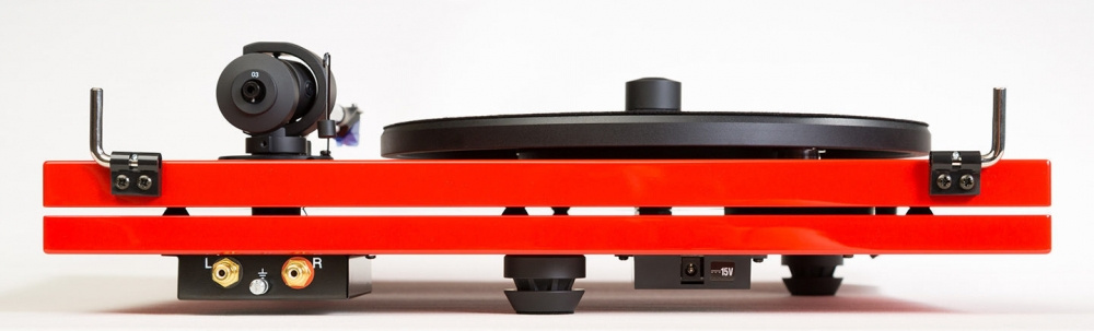 En röd skivspelare med 2M Blue-pickup och synliga anslutningar.