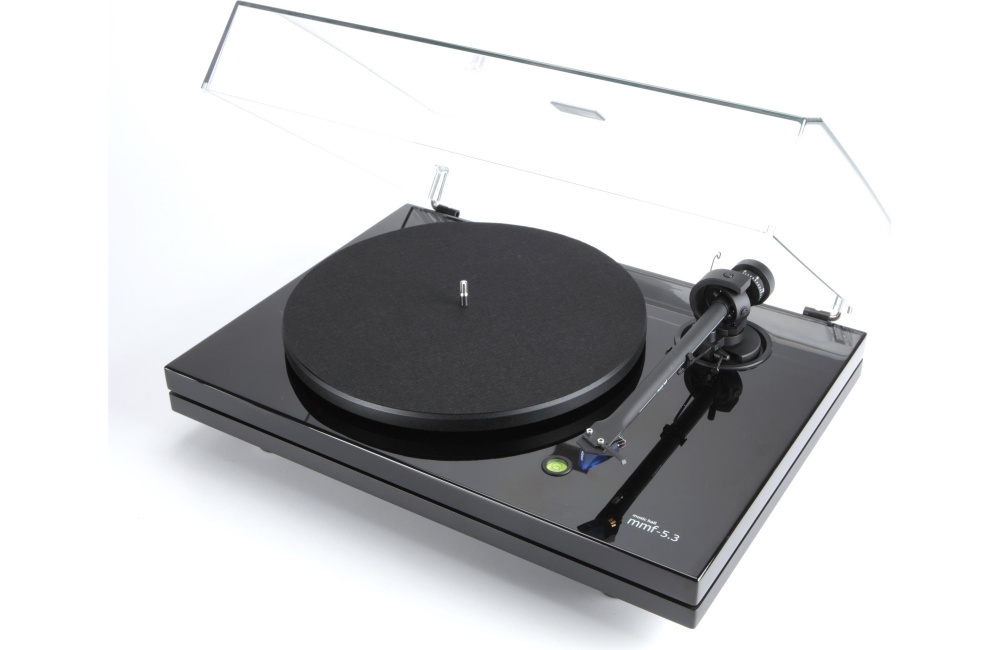 Skivspelare med svart design och genomskinligt lock.