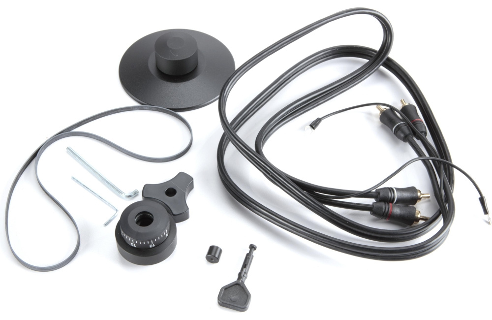 Svart skivspelartillbehör med kablar och verktyg.