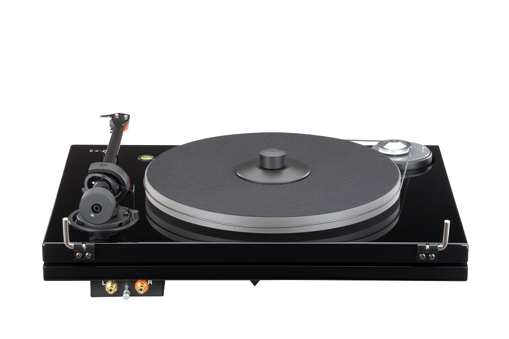 En svart skivspelare med platta och arm, Ortofon 2M Bronze-pickup.