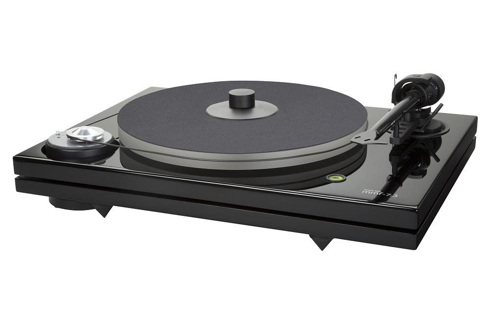 En svart skivspelare med rund platta och stilren design.