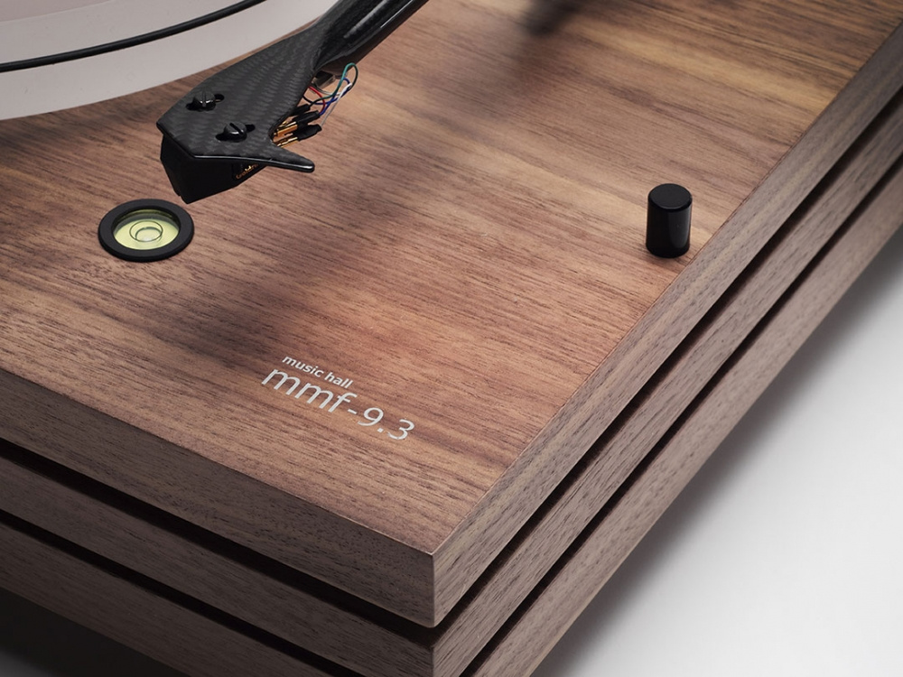 En valnötsfärgad skivspelare med elegant design och detaljerad pickup.