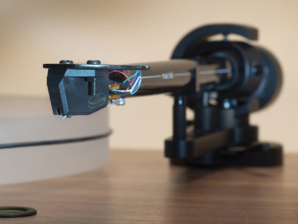 En skivspelare med elegant design och en MC-pickup i valnötsfinish.