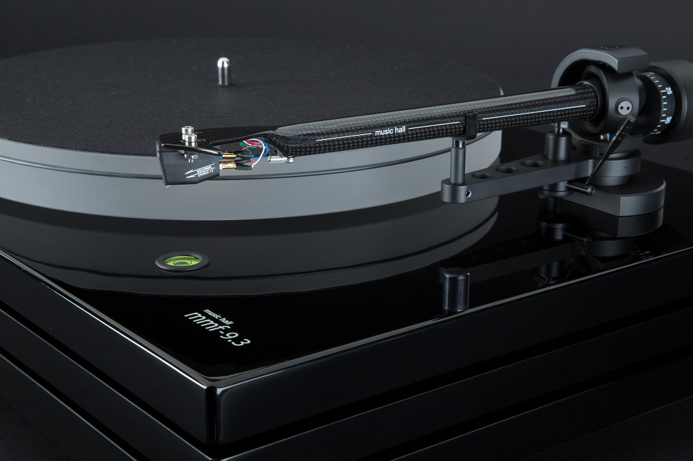 En skivspelare med minimalistisk design och en pickup på armen.