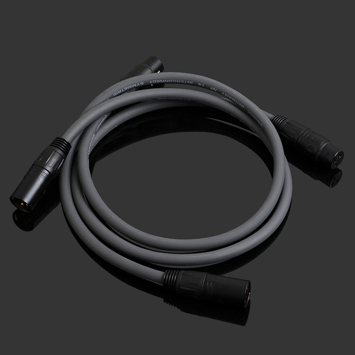 XLR-kabel från Oehlbach, grå, med två kontakter i ändarna.