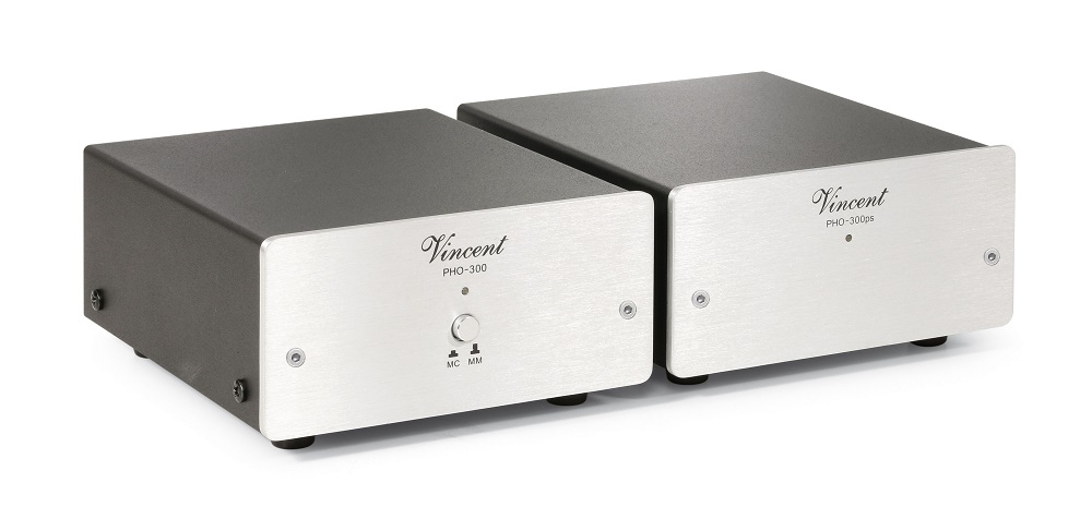 Förförstärkare i silver och svart, med enkel design och justeringsknapp.