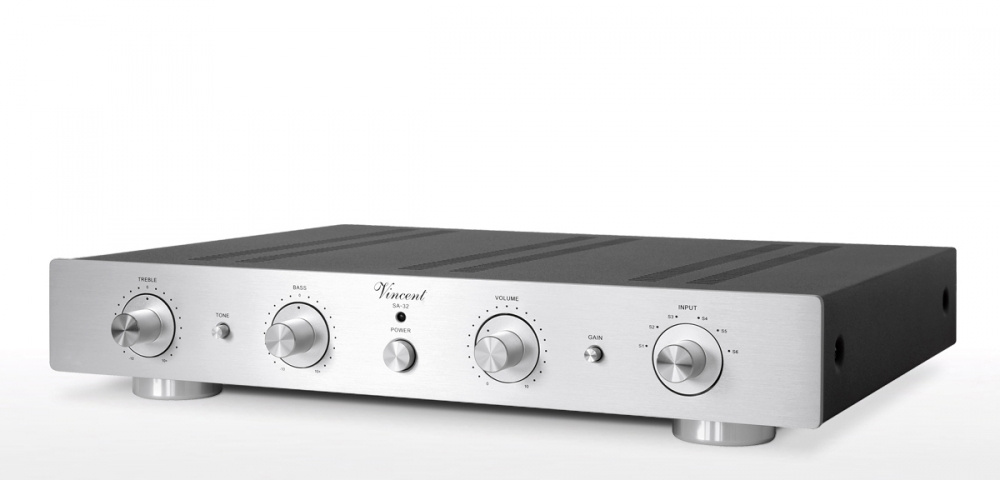 Rörbaserat försteg med XLR, volym- och tonkontroller. Elegant silverdesign.