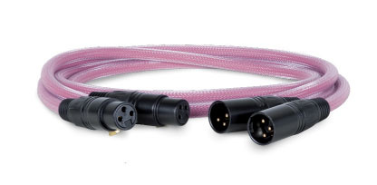 Rörbaserat försteg med XLR-kontakter och transparent kabel.